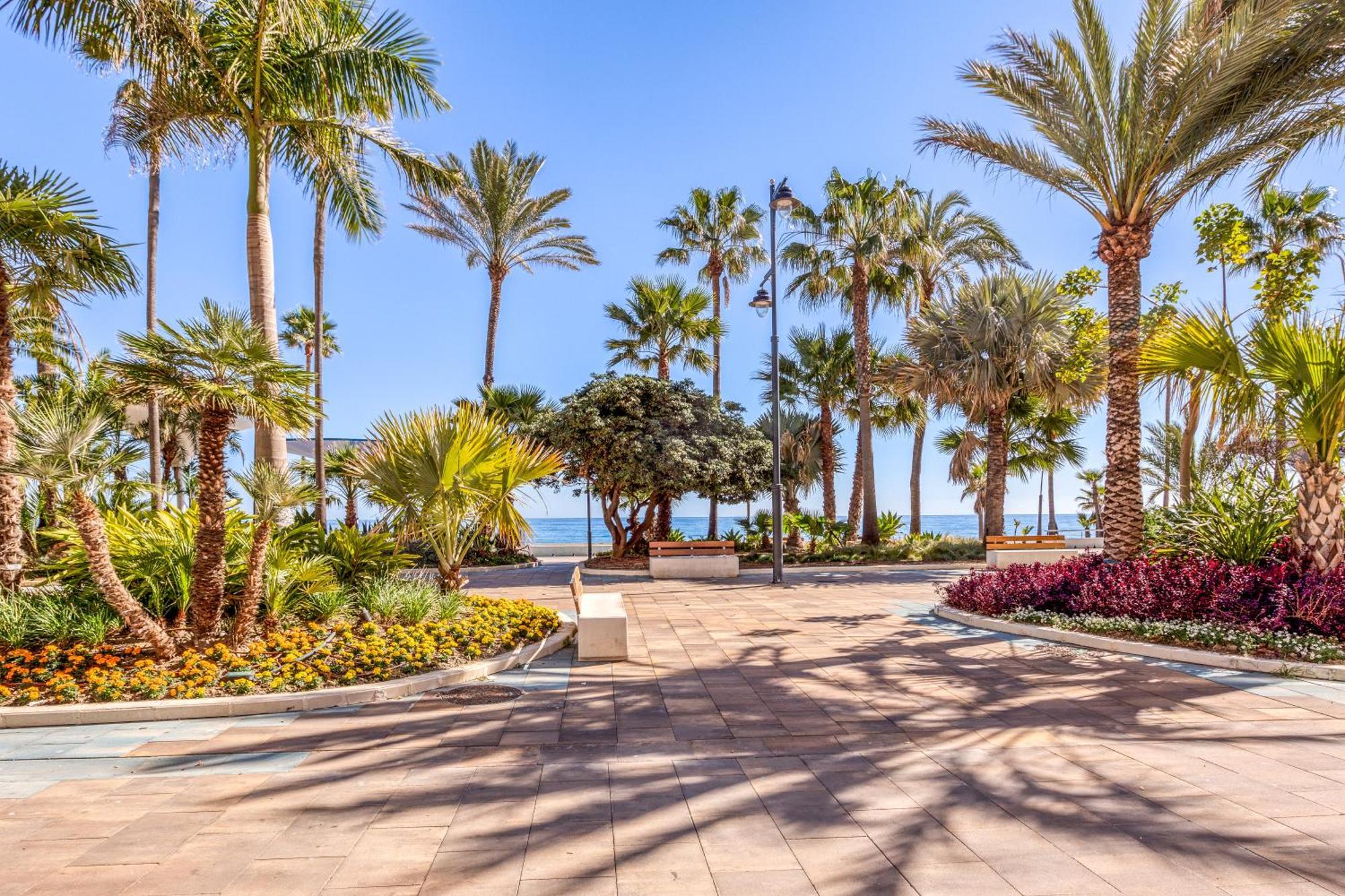 Hanami Plaza Abc Estepona Exterior photo