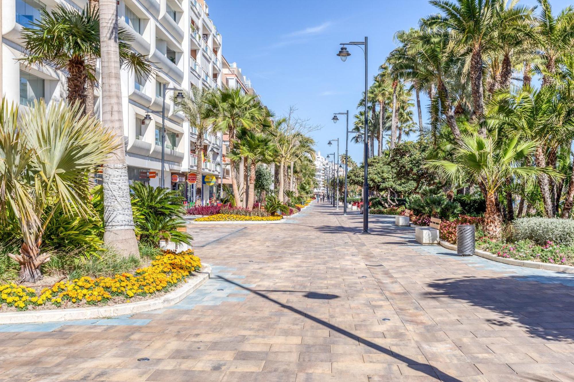 Hanami Plaza Abc Estepona Exterior photo
